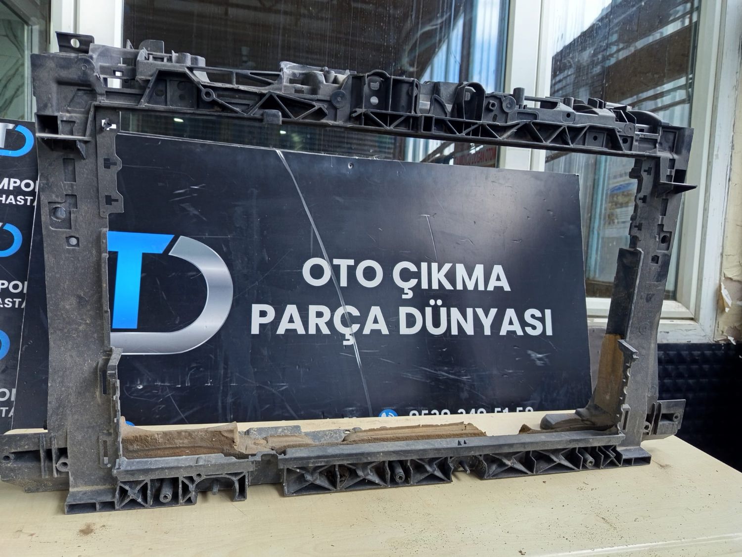 FORD F�ESTA-COUR�ER �N PANEL