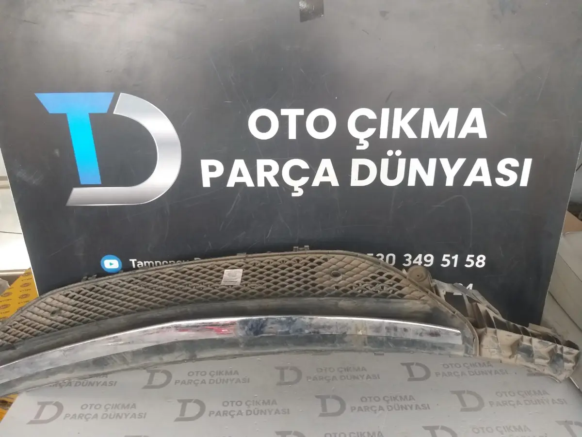 Mercedes C Serisi Ön Tampon Orta Izgarası C200 (Orta Izgara)