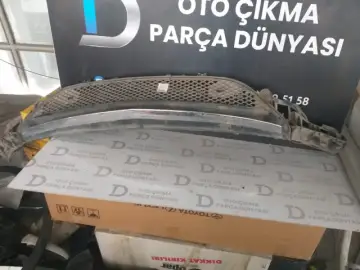Mercedes C Serisi Ön Tampon Orta Izgarası C200 (Orta Izgara)